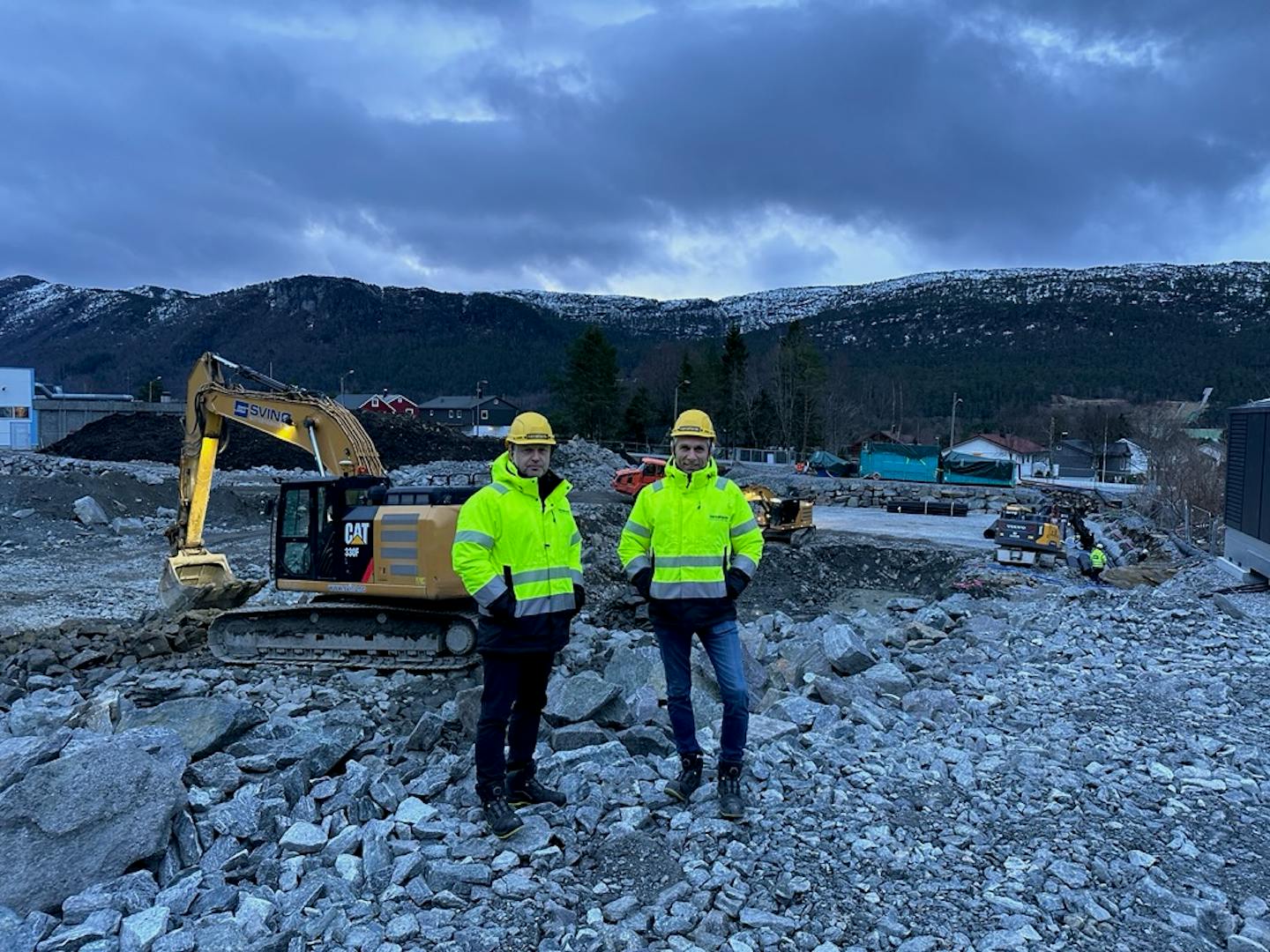 Byggeleder Terje Melseth (til venstre) og assisterende byggeleder, Jonny Skogvoll er på befaring på tomten hvor det nye vannbehandlingsanlegget bygges. 